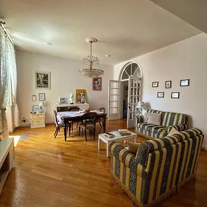 Crystal House Apartment Rom